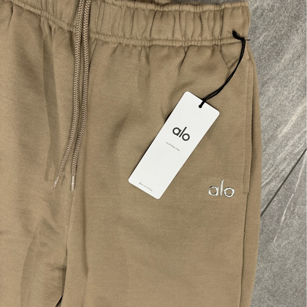 Alo Yoga Accolades Straightleg Sweatpants NWT Runs Large
